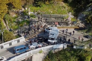 警察和抗议者在格鲁吉亚分离主义的阿布哈兹地区发生冲突