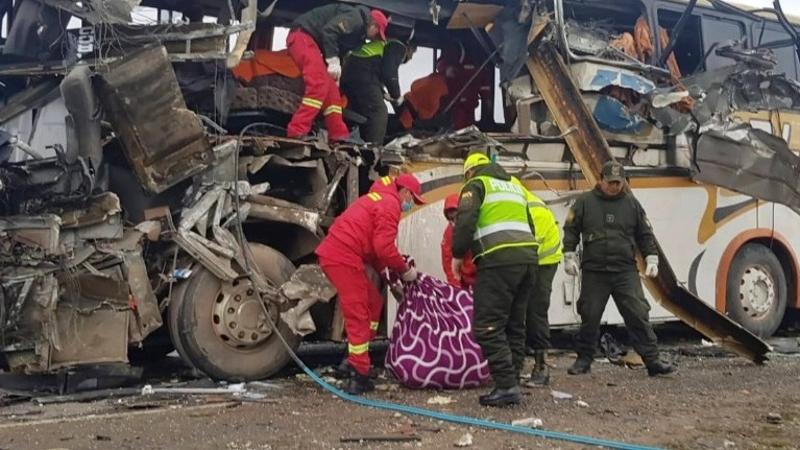 玻利维亚警方称，两辆客车相撞，至少37人死亡