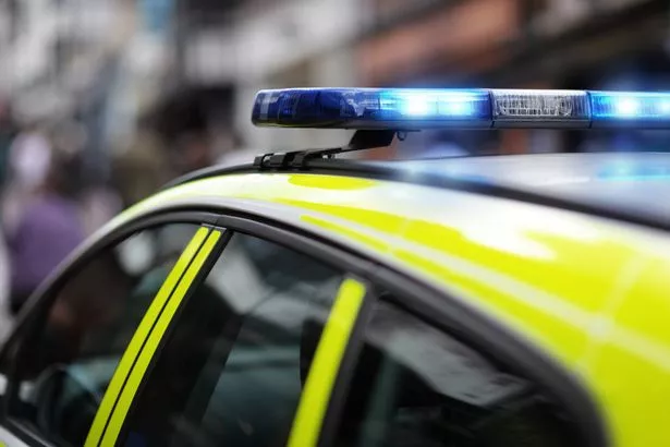 司机被“警车”拦下,然后他在令人作呕的抢劫中摔断了下巴