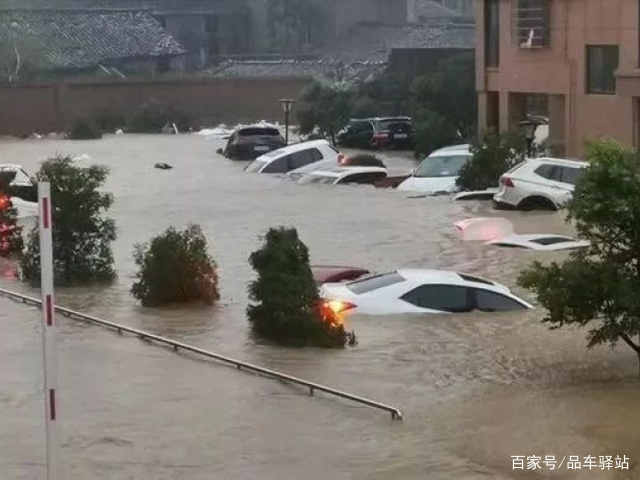 罗奇代尔的房屋和汽车被水淹没,大型水管爆裂导致学校关闭