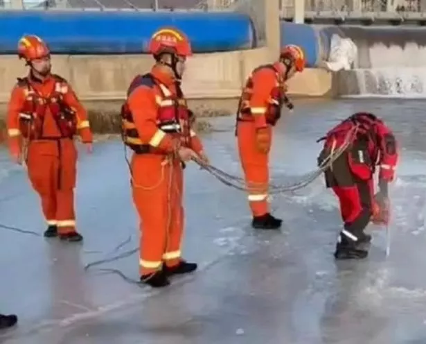 极度寒冷的游泳者被困在冰下，淹死在冰冻的湖中