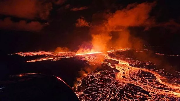 冰岛火山爆发引发紧急疏散行动,岩浆快速流动