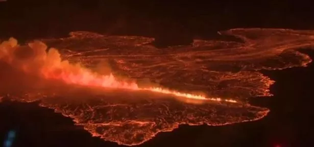 冰岛火山爆发引发紧急疏散行动,岩浆快速流动